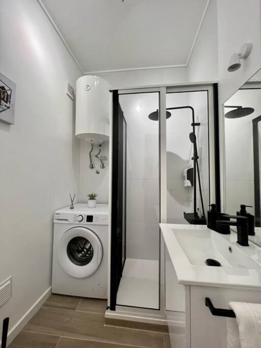 Ferienwohnung Apartamento Muito Central - 300 Metros Da Praia Costa da Caparica Exterior foto