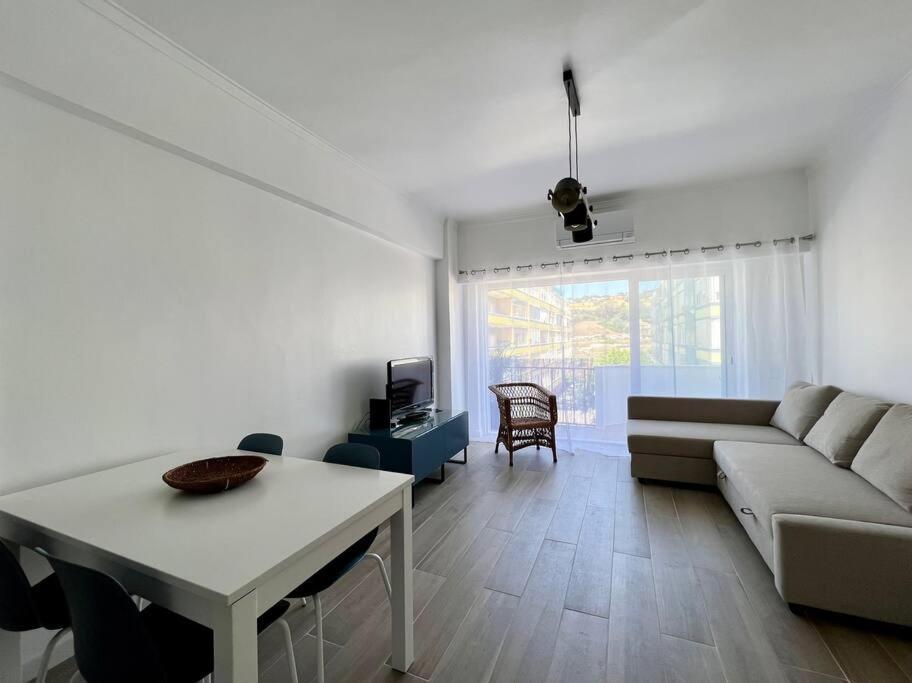 Ferienwohnung Apartamento Muito Central - 300 Metros Da Praia Costa da Caparica Exterior foto
