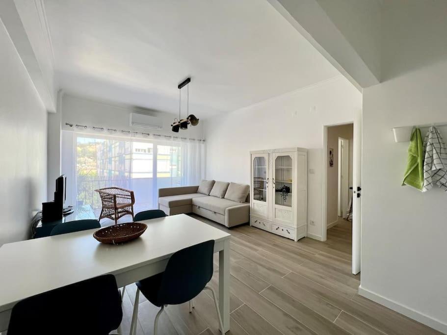 Ferienwohnung Apartamento Muito Central - 300 Metros Da Praia Costa da Caparica Exterior foto