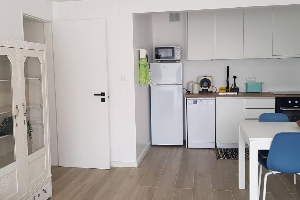 Ferienwohnung Apartamento Muito Central - 300 Metros Da Praia Costa da Caparica Exterior foto