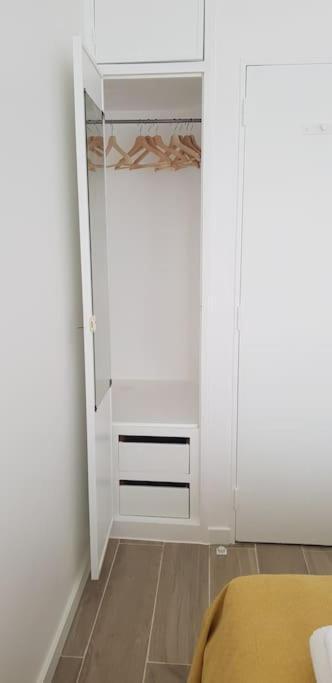 Ferienwohnung Apartamento Muito Central - 300 Metros Da Praia Costa da Caparica Exterior foto