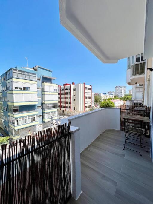 Ferienwohnung Apartamento Muito Central - 300 Metros Da Praia Costa da Caparica Exterior foto