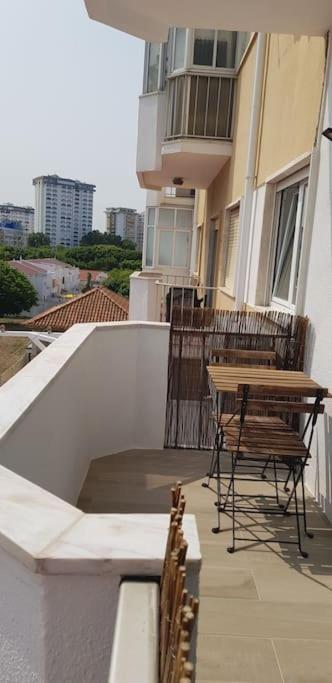 Ferienwohnung Apartamento Muito Central - 300 Metros Da Praia Costa da Caparica Exterior foto